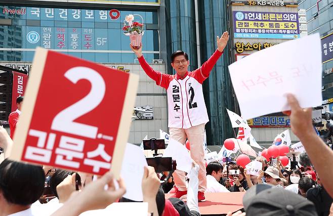 김문수 국민의힘 대선 후보가 21일 경기 고양시 덕양구 화정역 문화광장 앞에서 집중유세를 하고 있다. ⓒ연합뉴스