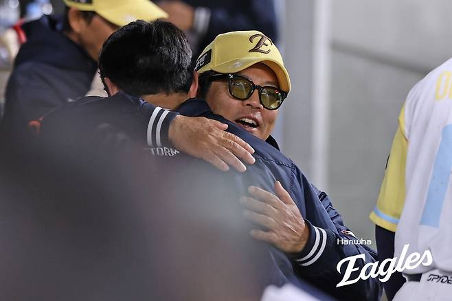 한화 문동주를 안아주는 양상문 투수코치. 한화 이글스 제공