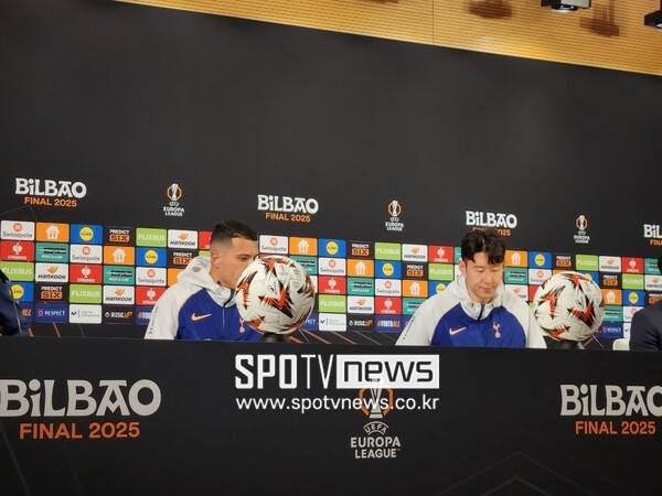 ▲ 토트넘 홋스퍼 주장 손흥민, 유로파리그 결승 사전 기자회견 페드로 포로와 동석했다.