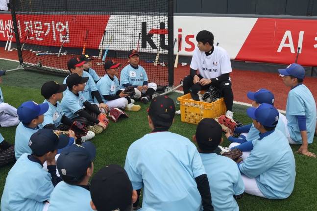 KT 선수가 유소년 선수들과 이야기를 나누고 있다. /사진=한국프로야구선수협회 제공