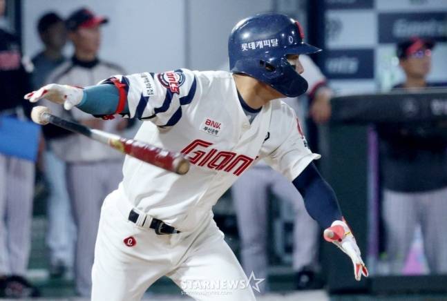 롯데 장두성이 21일 사직 LG전에서 4회 1타점 역전타를 터트리고 있다. /사진=김진경 대기자