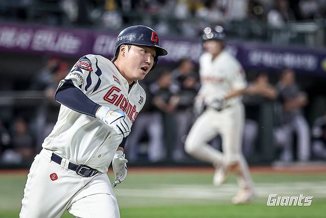 롯데 포수 정보근은 21일 사직구장에서 열린 '2025 신한 SOL Bank KBO 리그' 롯데와 주중 3연전 두 번째 경기에서 9번타자 포수로 선발 출전했다. 2회말 1타점 2루타로 공격에 활력을 불어넣었다. 롯데 자이언츠