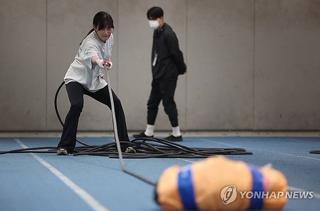 대구시 재난안전기동대 채용 시험…'최선을 다해' (대구=연합뉴스) 윤관식 기자 = 20일 대구스타디움에서 열린 대구시 재난안전기동대 채용 체력 검정에서 한 응시자가 20kg 호스 끌어당기기를 하고 있다.
대구시 재난안전기동대는 전국 지자체 최초로 창설되는 재난 초기 대응 전담 조직으로 최종 15인이 선발된다. 2025.5.20 psik@yna.co.kr