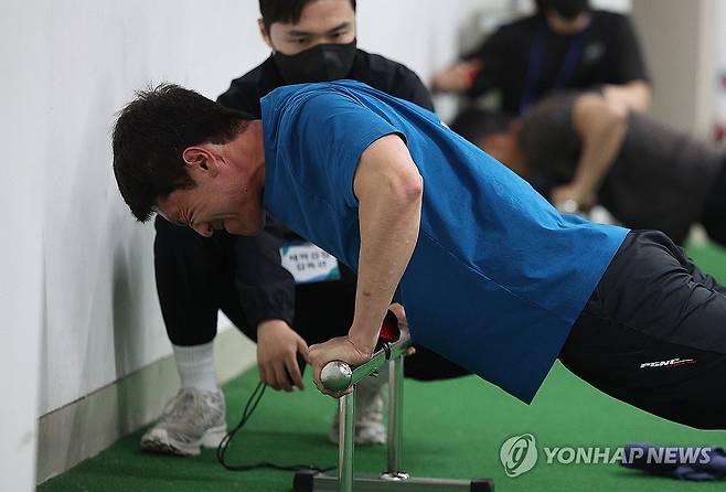 '끝까지' (대구=연합뉴스) 윤관식 기자 = 20일 대구스타디움에서 열린 대구시 재난안전기동대 채용 체력 검정에서 한 응시자가 팔굽혀펴기하고 있다.
대구시 재난안전기동대는 전국 지자체 최초로 창설되는 재난 초기 대응 전담 조직으로 최종 15인이 선발된다. 2025.5.20 psik@yna.co.kr