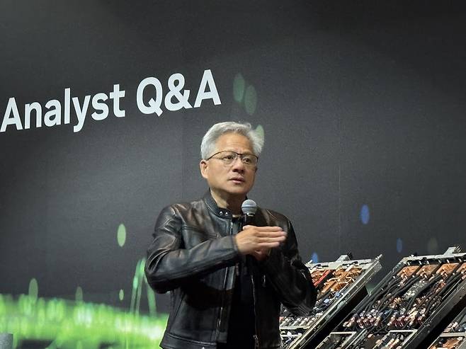 취재진 질문에 답하는 젠슨 황 엔비디아 CEO (타이베이=연합뉴스) 강태우 기자 = 젠슨 황 엔비디아 CEO가 21일 타이베이 만다린 오리엔탈 호텔에서 열린 '글로벌 미디어 Q&A' 행사에서 취재진 질문에 답하고 있다. 2025.5.21 burning@yna.co.kr