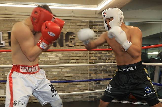 실전 같은 스파링에 한창인 최시로 (서울=연합뉴스) 류효림 기자 = WBA 아시아 챔피언 최시로가 20일 서울 강남구 FW1 복싱클럽에서 연합뉴스와 인터뷰 뒤 훈련하고 있다. 2025.5.20
ryousanta@yna.co.kr