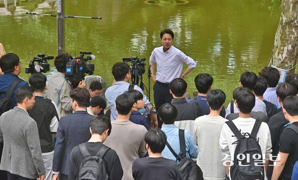 개혁신당 이준석 대선 후보가 22일 오전 인천시 미추홀구 인하대학교에서 ‘학식먹자 이준석’ 행사에 앞서 기자들과 질의응답을 하고 있다. 2025.5.22 /조재현기자 jhc@kyeongin.com
