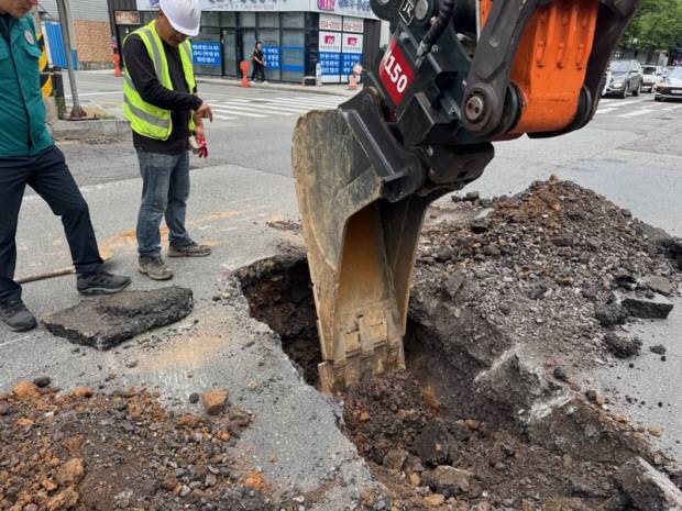 지난 21일 남구 송암IC 인근에서 땅 꺼짐 현상(싱크홀)이 발생해 관계당국이 복구작업을 벌이고 있다. 남구청 제공