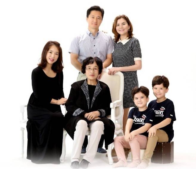 (위에서부터 시계방향으로) 장현진·이유진 씨 부부, 장성호·장준호 군, 이유진 씨 시어머니와 시누이. /이유진 씨 제공