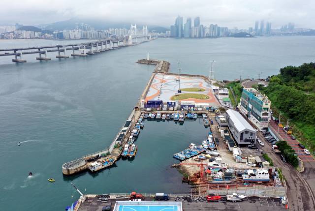 6년 넘게 방치된 부산 남구 용호부두가 해양관광시설을 갖춘 복합해양거점으로 거듭날 전망이다. 부산일보DB