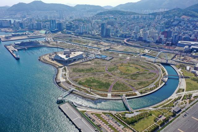 부산 북항 야구장 건립이 거대 양당(더불어민주당·국민의힘) 대선 후보 공약에 포함되지 않을 가능성이 커지고 있다. 부산 북항 재개발 1단지 내 랜드마크 부지와 일대 전경. 김종진 기자 kjj1761@