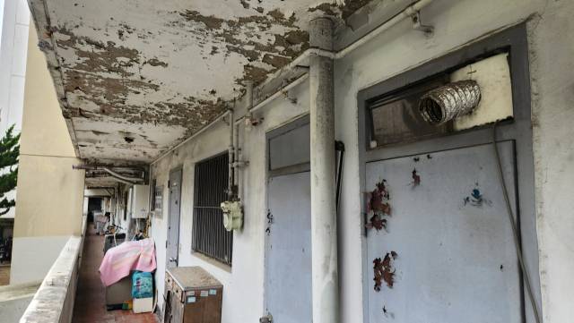 안전진단 없이도 재건축에 착수할 수 있도록 하는 ‘재건축 패스트트랙’이 6월 4일부터 시행된다. 22일 창원시 성산구 내동의 한 노후 아파트 곳곳이 흉물스럽게 훼손돼 있다./전강용 기자/