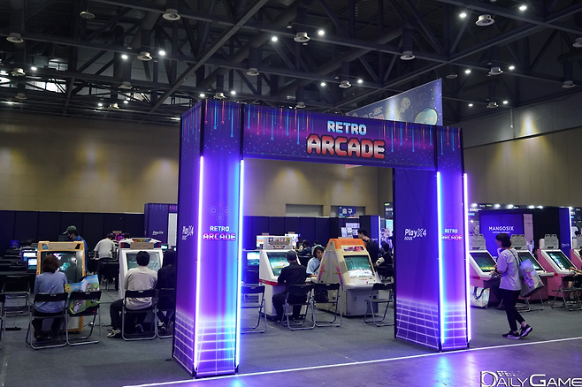 과거 오락실 게임들을 다시 만나볼 수 있었던 '레트로 아케이드'.