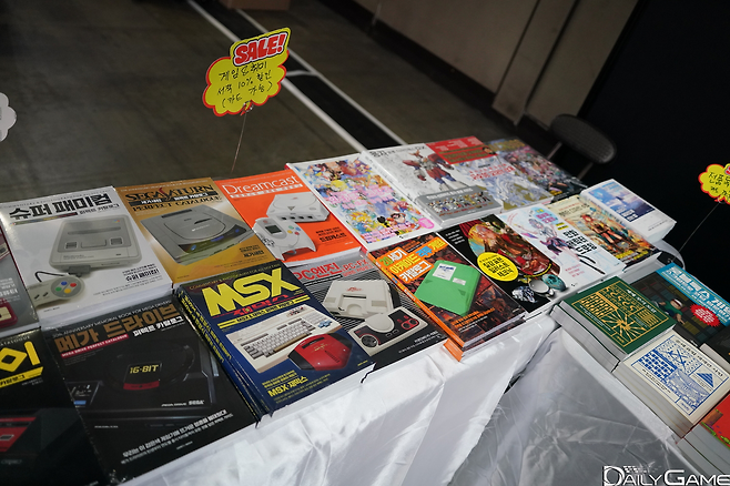 과거 게임기와 게임 역사, 개발 등을 주제로 한 서적들도 판매됐다.