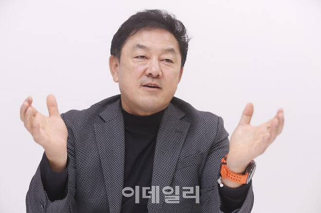 최재붕 성균관대 기계공학부 교수가 경기 수원시 성균관대 사무실에서 이데일리와 인터뷰를 하고 있다.(사진=이영훈 기자)