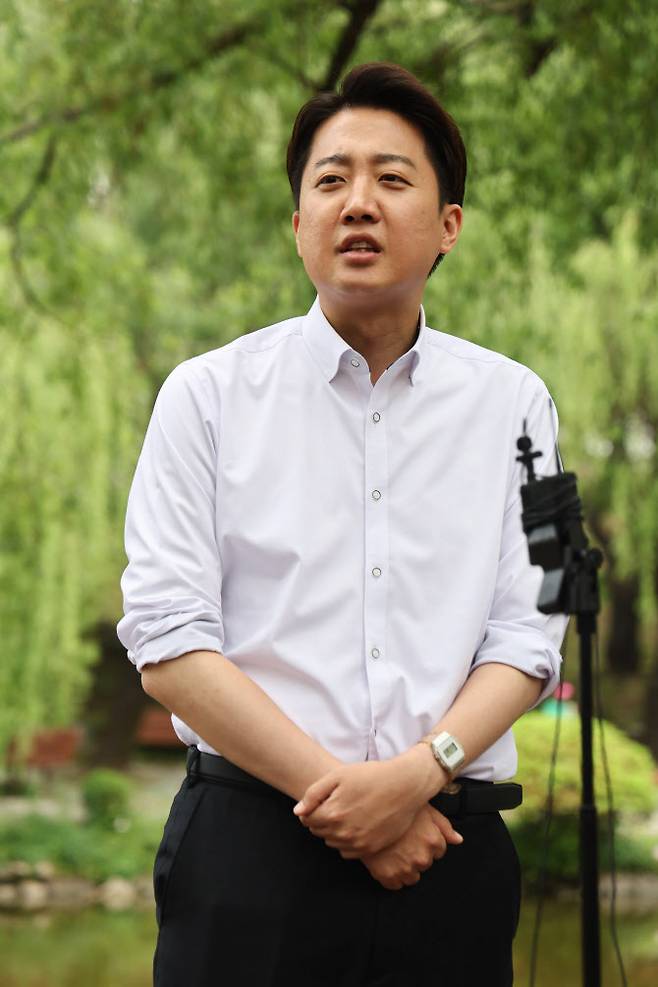 이준석 개혁신당 대선 후보가 22일 ‘학식먹자 이준석’ 행사가 열린 인천 미추홀구 인하대학교에서 취재진 질문에 답하고 있다.(사진=연합뉴스 제공)