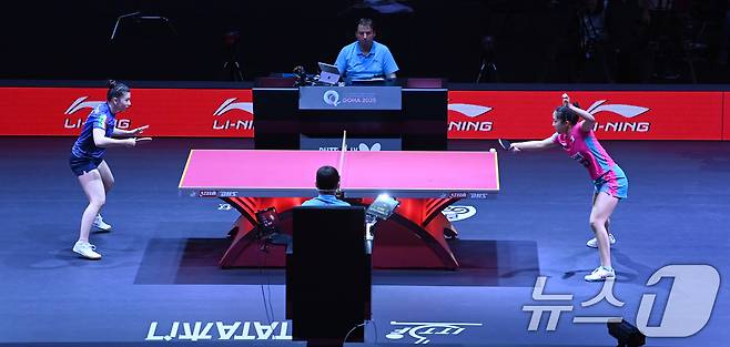 신유빈이 21일 카타르 도하 루사일 아레나에서 열린 2025 국제탁구연맹(ITTF) 세계선수권대회 여자단식 32강 이탈리아 가이아 몬파르디니와 경기를 펼치고 있다. 2025.5.22/뉴스1