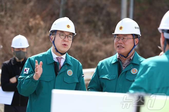 지난 3월13일 충북도의회 건설환경소방위원회 위원들이 옛 청풍대교 교량 위를 점검하고 있다.2025.3.13./뉴스1 ⓒ News1 손도언 기자