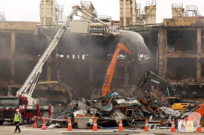 22일 오전 광주 광산구 소촌동 금호타이어 광주공장 화재 현장에서 건물 해체 작업이 이뤄지고 있다. 2025.5.22/뉴스1 ⓒ News1 이승현 기자