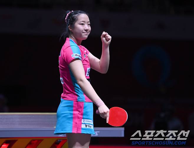 신유빈이 21일 카타르 도하 루사일 아레나에서 열린 2025 국제탁구연맹(ITTF) 세계선수권대회 여자단식 32강 이탈리아 가이아 몬파르디니와 경기 승리 후 환호하고 있다. 2025. 5. 21. 사진공동취재단