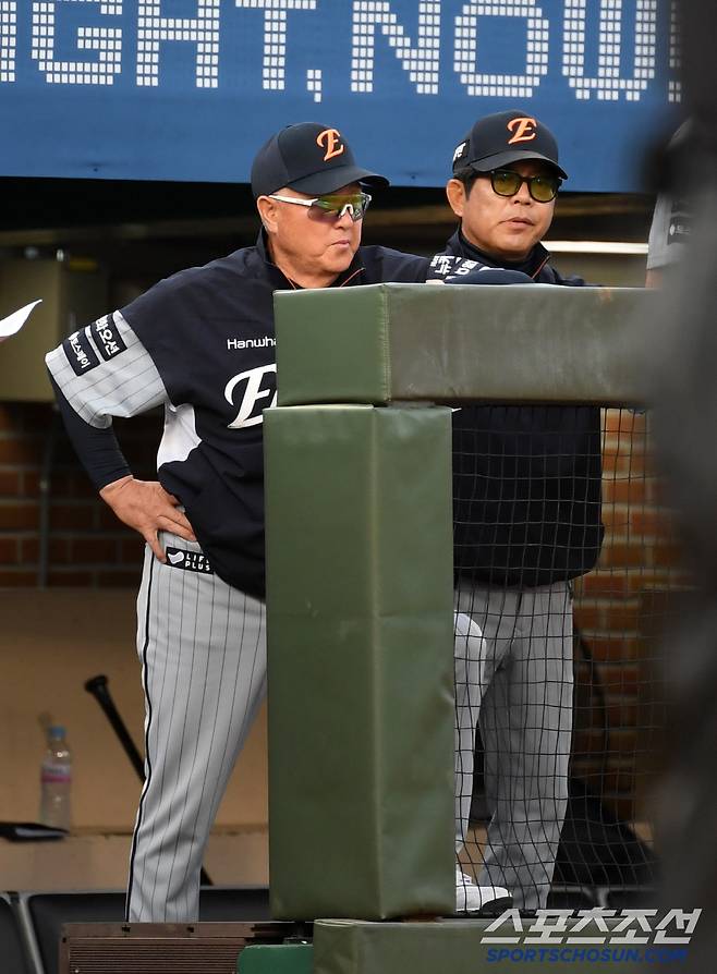 2군에 내려간 엄상백 대체 선발 투수로 황준서를 낙점했던 김경문 감독.