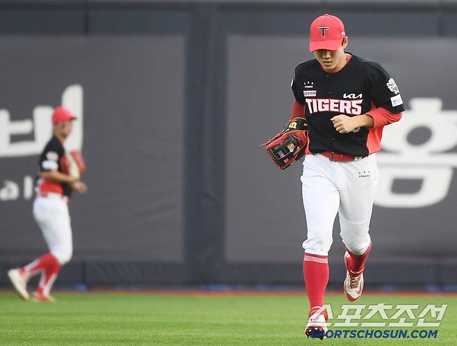 21일 수원 KT위즈파크에서 열린 KIA-KT전. 1회말 1사 1, 3루 장성우의 평범한 플라이를 놓친 우익수 최원준이 교체되고 있다. 수원=정재근 기자 cjg@sportschosun.com/2025.5.21/