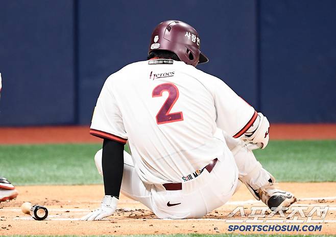 9일 서울 고척스카이돔에서 열린 키움 히어로즈와 LG 트윈스의 경기. 1회말 1사 키움 이주형이 파울타구에 맞은 뒤 통증을 호소하고 있다. 고척=박재만 기자 pjm@sportschosun.com/2025.04.09/