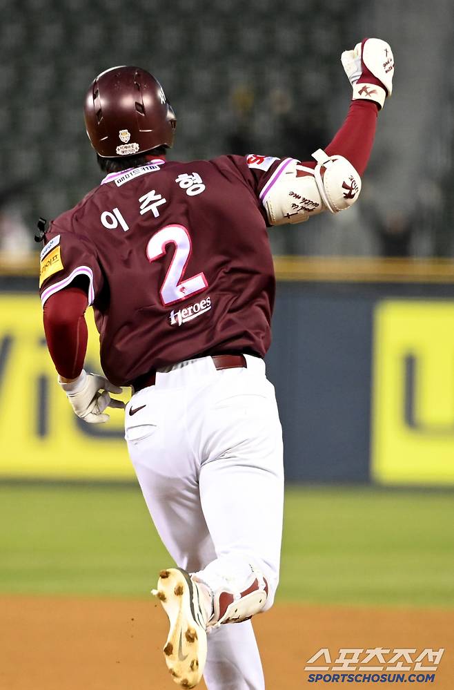 2일 잠실야구장에서 열린 키움과 두산의 경기, 3회초 1사 1,2루 키움 이주형이 역전 3점홈런을 치고 기쁨을 나누고 있다. 잠실=허상욱 기자 wook@sportschosun.com/2025.04.02/