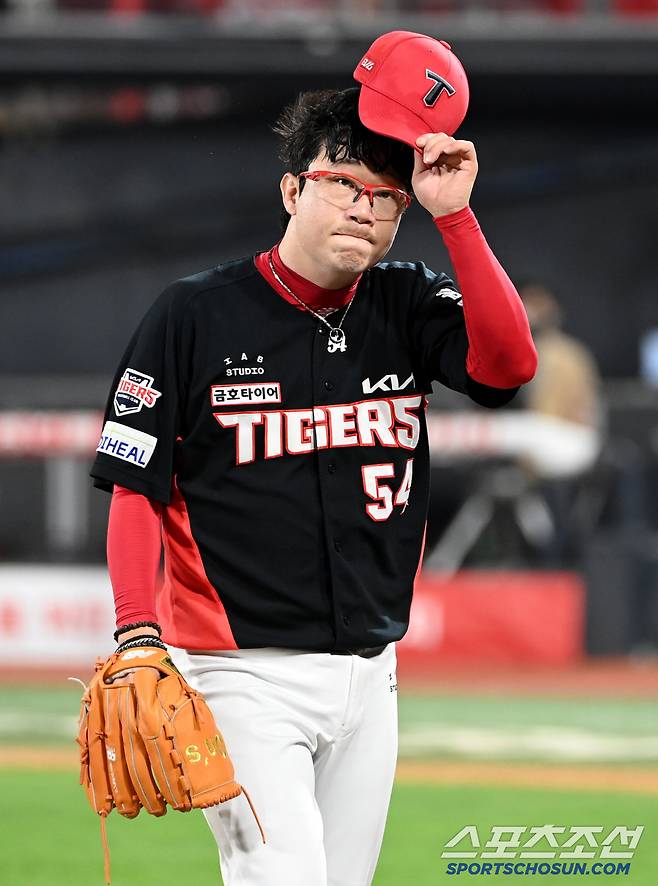 22일 수원KT위즈파크에서 열린 KIA와 KT의 경기, 7회말 KIA 양현종이 교체되며 마운드를 내려가다 팬들의 환호에 인사하고 있다.수원=허상욱 기자wook@sportschosun.com/2025.05.22/