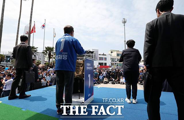 방탄유리를 대신 방탄조끼가 설치된 연단.