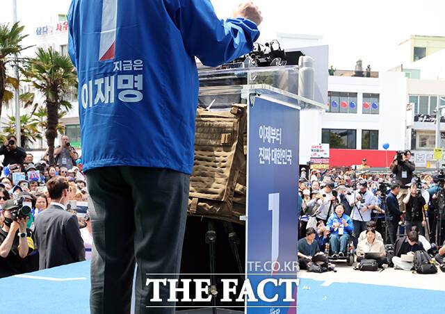 방탄유리 대신 설치된 방탄조끼.