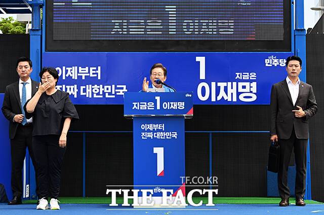 연설하는 이재명 후보.