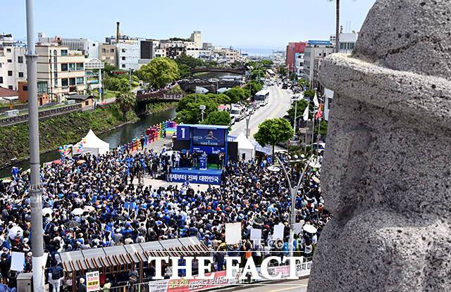 이재명 후보 연설 듣는 제주 시민들.