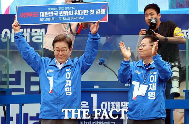 이 후보가 이날 제주와 양산 유세에서 동시에 두 전직 대통령의 이름을 꺼낸 것은 단순한 소환이 아닌, 자신의 정치적 위치를 '민주정부의 계승자'로 정의하기 위한 전략적 행보로 해석된다. /배정한 기자