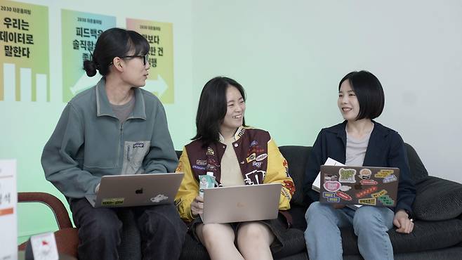 박혜민(왼쪽)·김소연·박진영(오른쪽) 씨가 정치인 인터뷰에 앞서 준비를 하고 있다