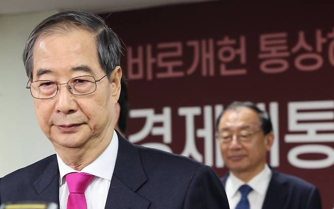 한덕수 전 국무총리가 지난 11일 서울 여의도 자신의 대선 캠프 사무실에서 김문수 후보가 국민의힘 후보로 확정된 것을 받아들인다고 밝히는 기자회견을 마치고 자리를 떠나고 있다. /연합뉴스