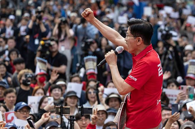 김문수 국민의힘 대통령 후보가 22일 오후 경기 광명시 철산동 철산로데오거리에서 가진 유세에서 시민들에게 지지를 호소하고 있다. /뉴스1