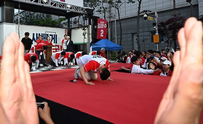 김문수 국민의힘 대선 후보가 21일 오후 경기 남양주시 평내호평역 광장에서 열린 남양주 유세에서 시민들에게 큰절하고 있다. ⓒ데일리안 방규현 기자