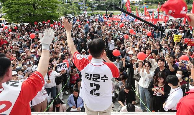 김문수 국민의힘 대선 후보가 21일 오후 경기 파주시 새암공원 앞에서 진행된 유세에서 지지를 호소하고 있다. ⓒ데일리안 방규현 기자