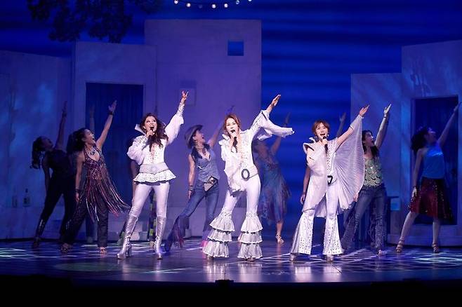 지난 2023년 3월 서울 충무아트센터에서 진행된 뮤지컬 '맘마미아!'에서 (왼쪽부터) 배우 홍지민, 최정원, 김경선이 ‘수퍼트루퍼’ 넘버를 부르고 있다.ⓒ현대홈쇼핑