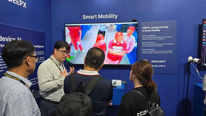 김녹원 딥엑스 대표가 21일(현지시간) 컴퓨텍스 2025 전시관 안에 위치한 자사 부스에서 자사 제품 설루션을 소개하는 모습.ⓒ딥엑스