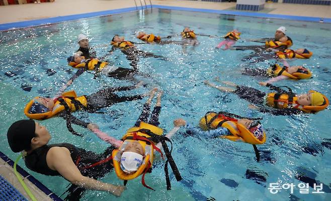 21일 경기 안산시 단원구 경기해양안전체험관에서 초등학생들이 본격적인 여름철을 앞두고 물놀이 등 수상 안전사고에 대비한 생존수영을 배우고 있다. 안산=박형기 기자 oneshot@donga.com