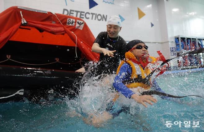 21일 경기 안산시 단원구 경기해양안전체험관에서 초등학생들이 본격적인 여름철을 앞두고 물놀이 등 수상 안전사고에 대비한 생존수영을 배우고 있다. 한 학생이 구명정에서 탈출하는 동작을 배우고 있다. 안산=박형기 기자 oneshot@donga.com