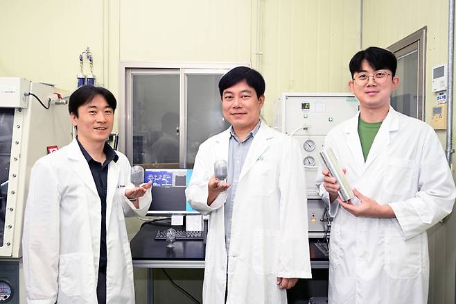 안정성과 비용 효율을 높인 고체 수소 저장 소재기술을 개발한 한국재료연구원 경량재료연구본부 (왼쪽부터)서병찬 선임연구원, 김영민 책임연구원, 문영훈 기술기원.