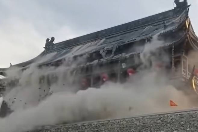 지난 19일 중국 안후이성 츠저우시 펑양현에 있는 명나라 시절 건축물 '명중도 고루'(明中都鼓楼)의 기와가 무너지는 모습. 사진=웨이보 캡처