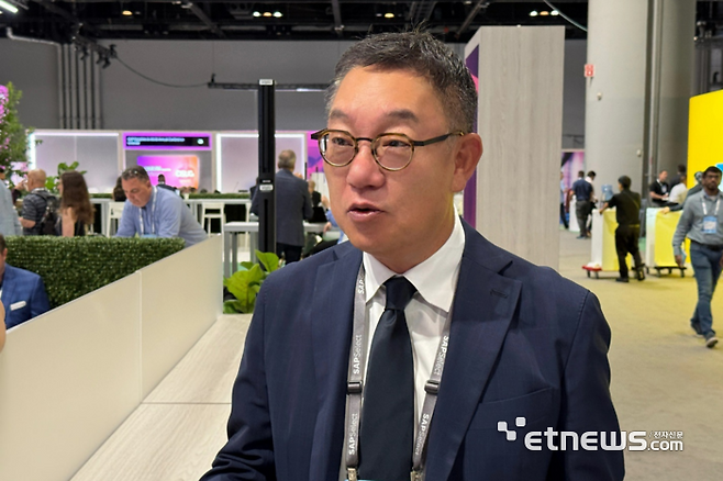 현신균 LG CNS 사장이 21일(현지시간) 미국 올랜도에서 열린 '사파이어 2025'에서 한국 취재진과 만나 인터뷰를 하고 있다. ⓒ공동기자단