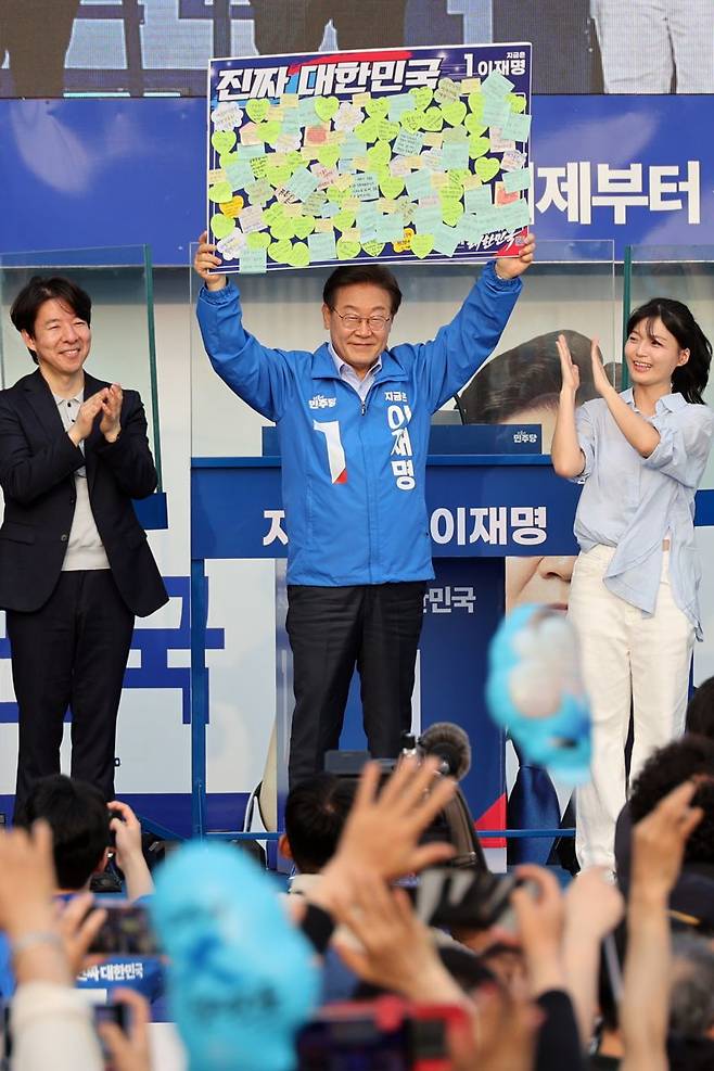 더불어민주당 이재명 대선 후보가 21일 자신의 지역구인 인천광역시 계양역 앞 유세에서 유권자들의 요구사항 등을 담은 '진짜 대한민국' 패널을 들어보이고 있다. 사진=서동일 기자