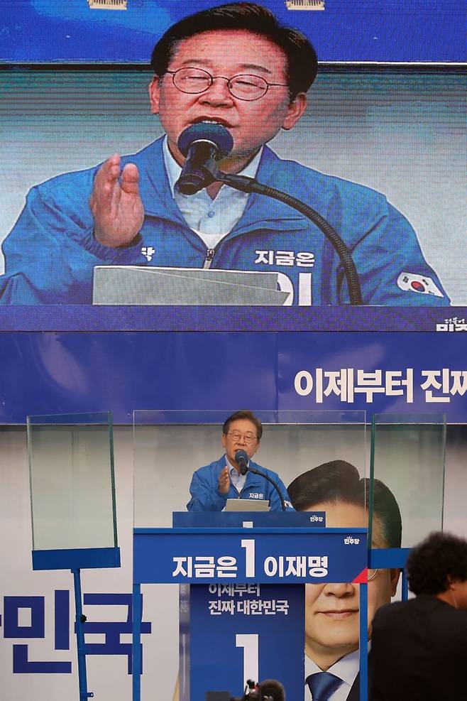 더불어민주당 이재명 대선 후보가 21일 자신의 지역구인 인천광역시 계양역 앞 유세에서 시민들에게 지지를 호소하고 있다. 사진=서동일 기자