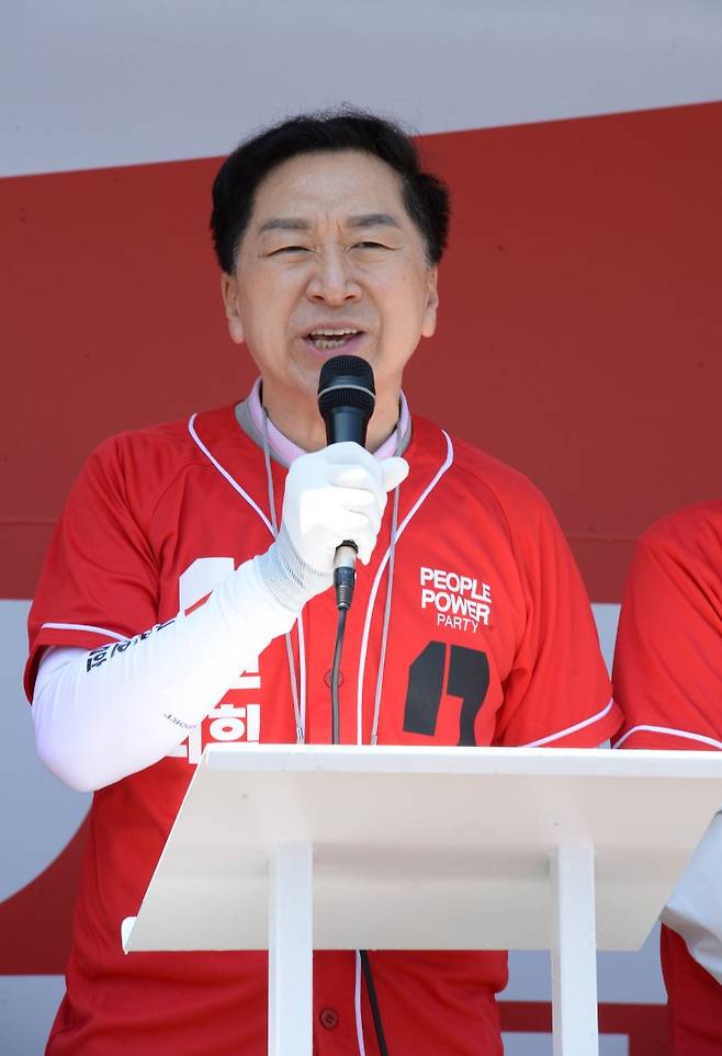 김기현 국민의힘 의원이 지난 12일 오전 울산 남구 태화로터리에서 열린 출정식에서 김문수 대통령 후보에 대한 지지를 호소하고 있다. /사진=뉴시스화상