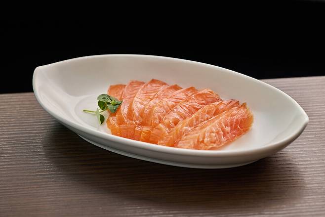 조광효 셰프가 만든 ‘훈제연어 라이프’. 윤동길 스튜디오 어댑터 실장